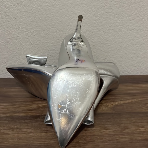 VALENTINO WOMEN'S LEATHER METALLIC DOLLYBOW PUMPS SILVER - Picture 9 of 16